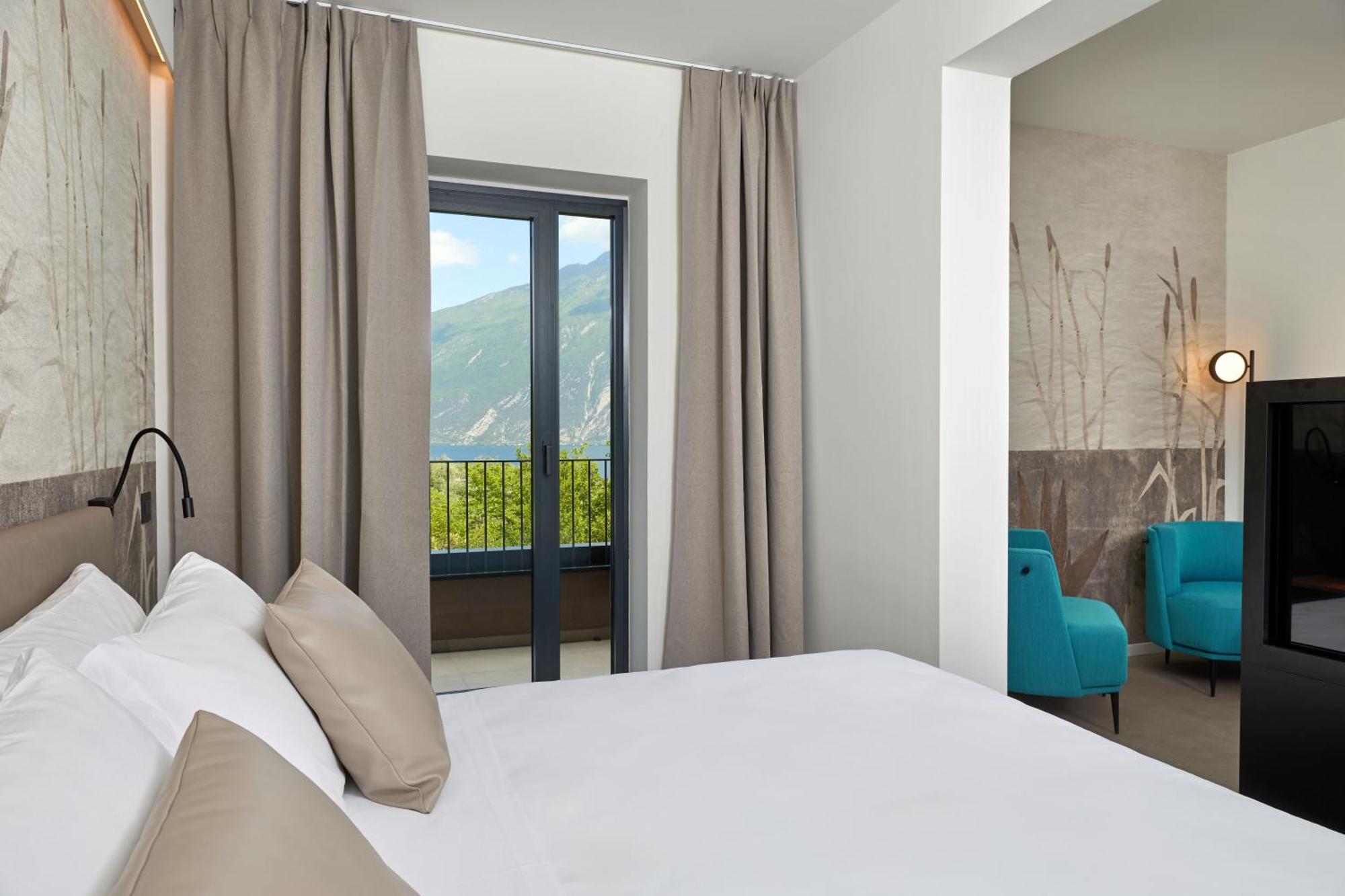 Hotel Royal Village Лимоне-суль-Гарда Экстерьер фото